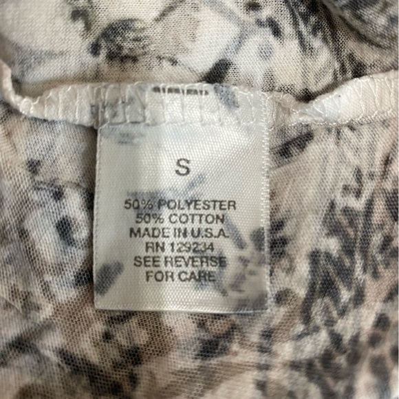 Dress Barn Women’s Fitted Y2K V-Neck Paper Thin Tee - Picture 6 of 7